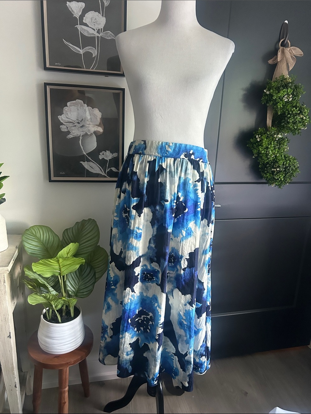 💙 M lovely Blue white watercolor Floral Pleated Midi Skirt - with pockets